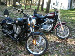 harley-sportster-1200-with-victory Harley Davidson Sportster 1200 next to Victory 8-ball